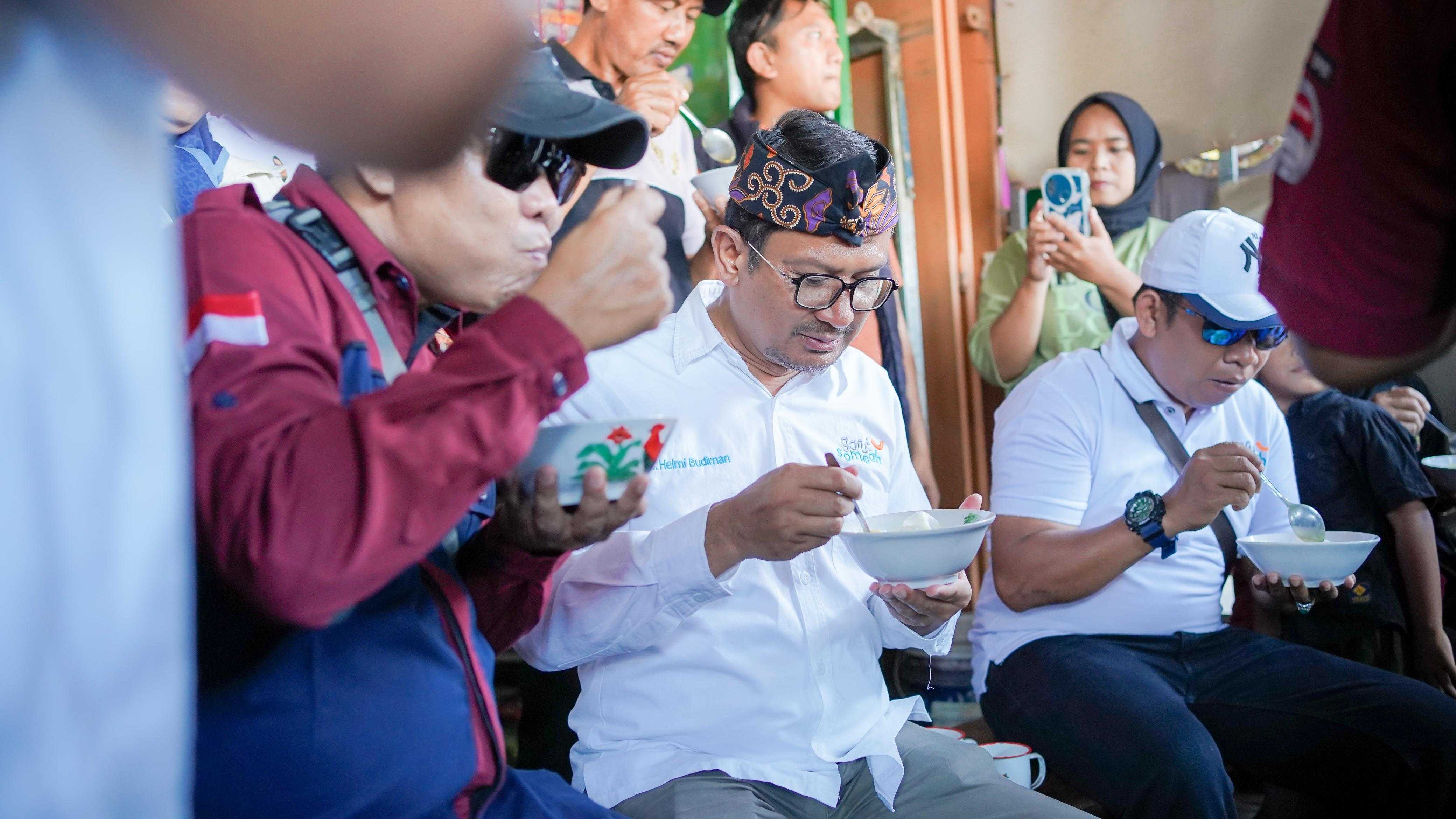 dr. Helmi Sarapan Pagi Bersama Warga Pasar Pameungpeuk